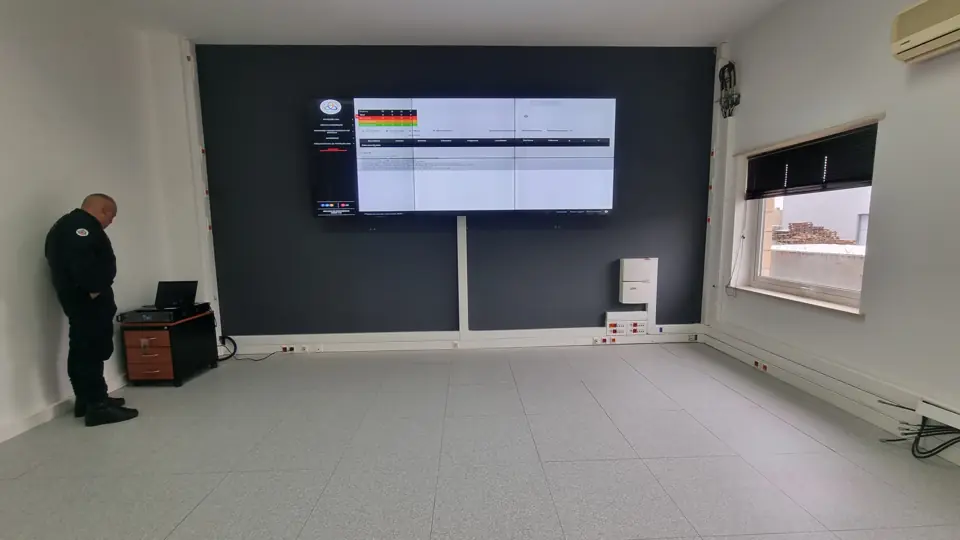 Videowall de monitorização em sala operacional