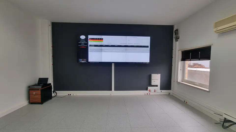 Videowall de monitorização instalado