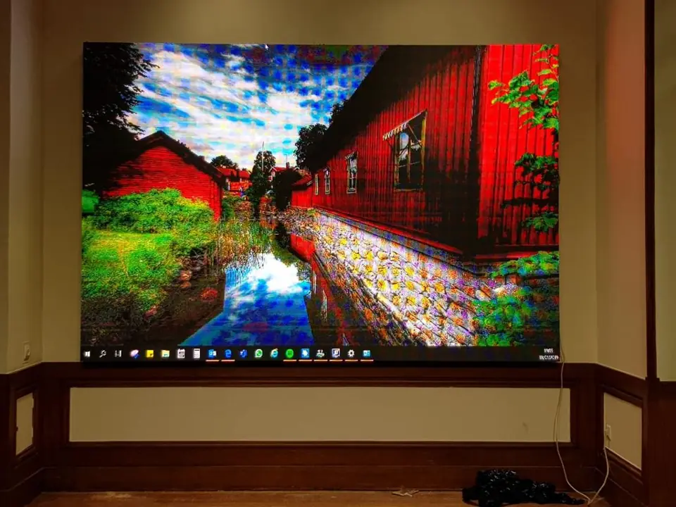 Ecrã LED numa sala histórica