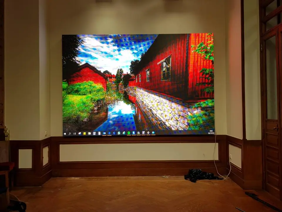 Ecrã LED em sala com rodapé em madeira