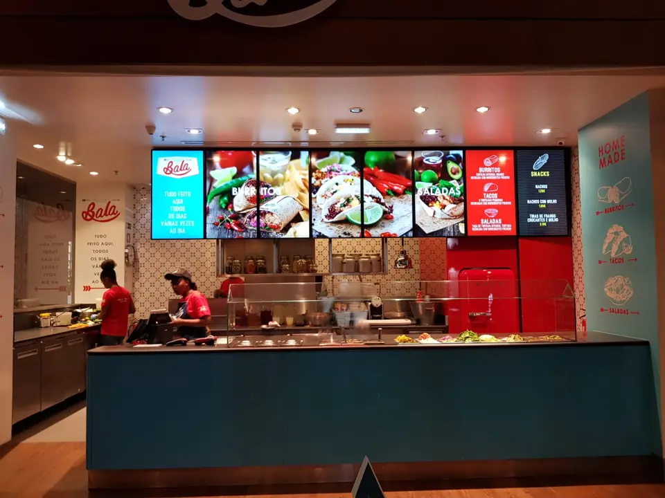Menu digital com ecrãs sobre o balcão