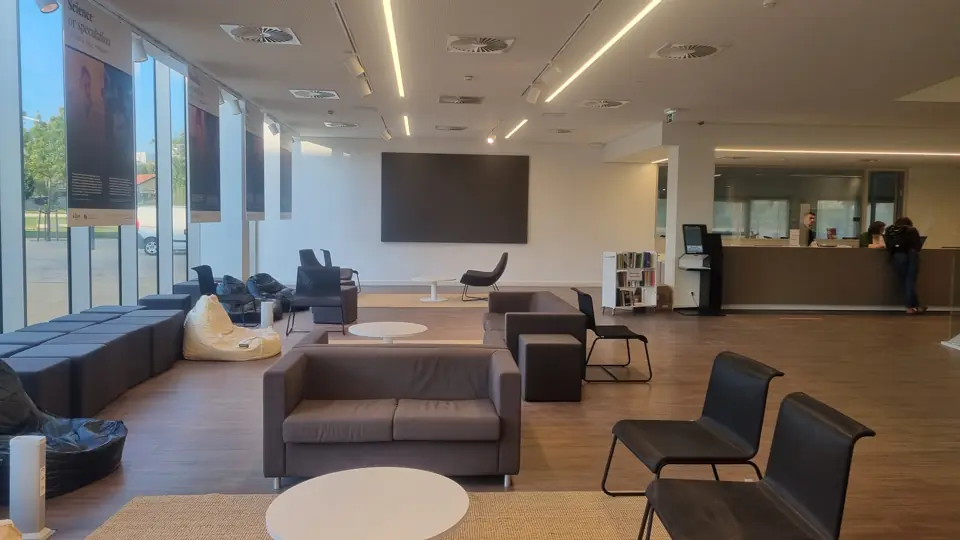 Zona de convívio da biblioteca com ecrã LED