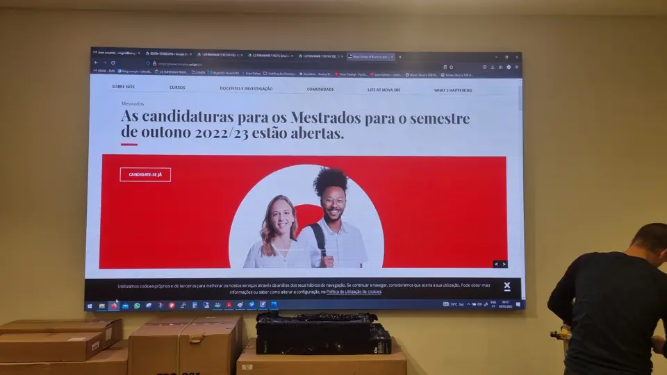 Ecrã LED com campanha de mestrados