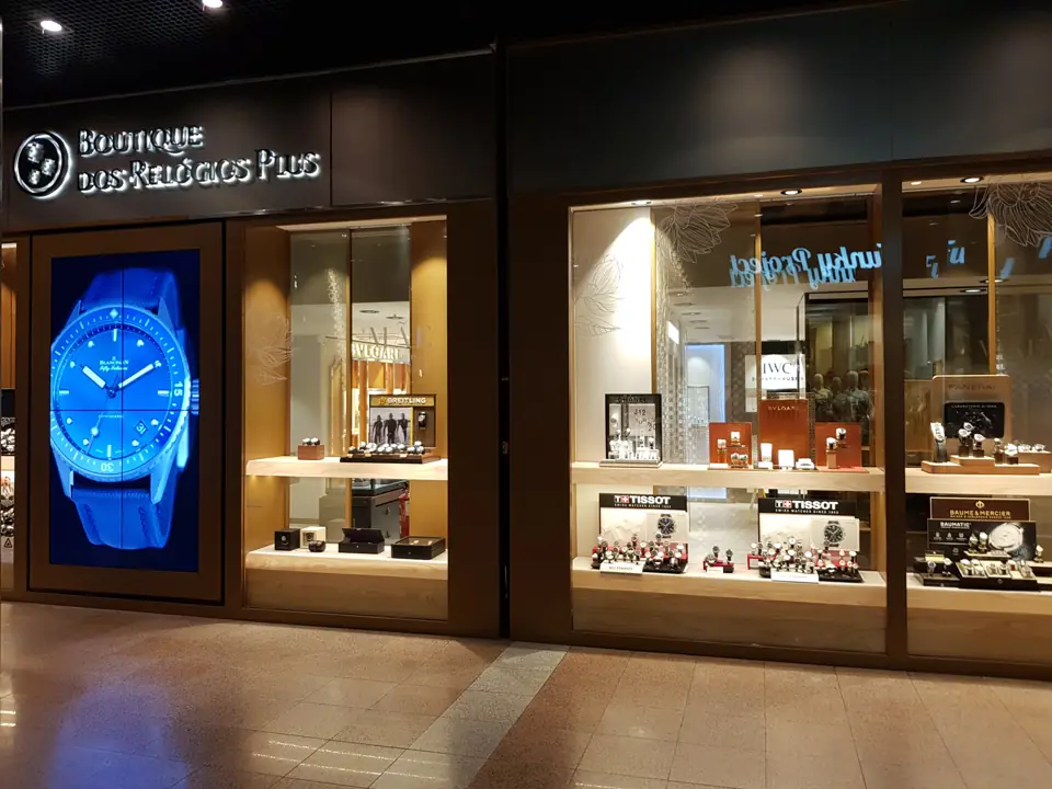 Montra com videowall a exibir relógio