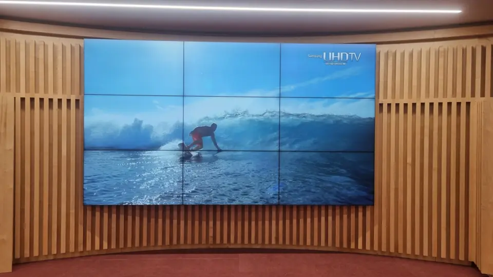 Videowall 3×3 com imagem de surf