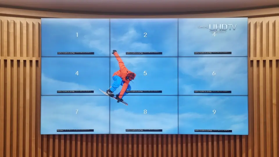 Videowall 3×3 em sala com revestimento de madeira