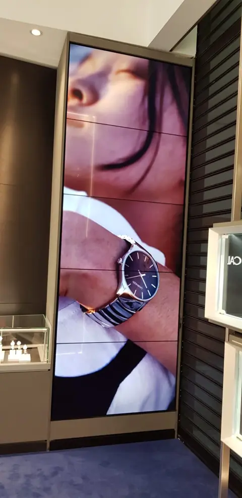 Videowall vertical em loja Calvin Klein