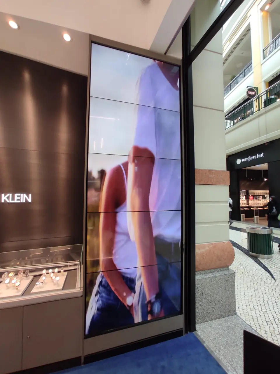 Videowall vertical visto de lado