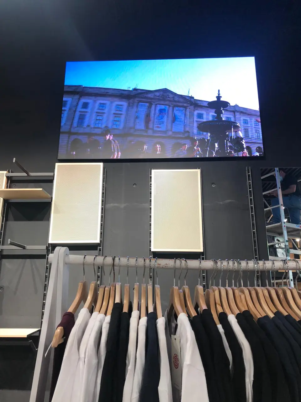Ecrã LED em loja de vestuário