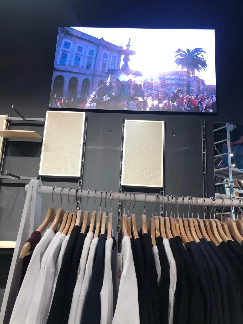 Ecrã LED sobre expositores de roupa