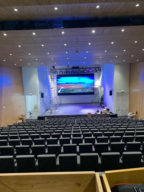 Auditório com plateia e ecrã LED de grande formato