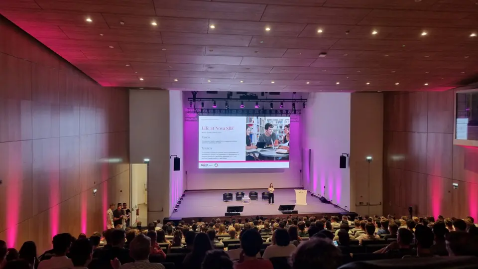 Palco de auditório com ecrã LED e iluminação cénica