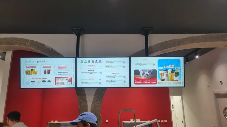 Menu digital com três ecrãs suspensos