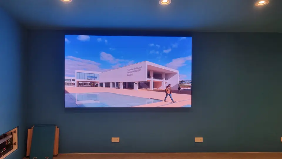 Ecrã LED com imagem do campus Nova SBE