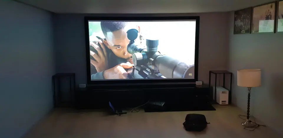 Salle de home cinéma avec écran de projection