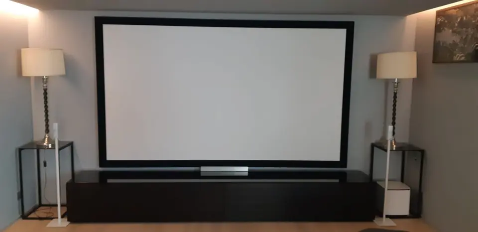 Tela de projeção numa sala de cinema privada