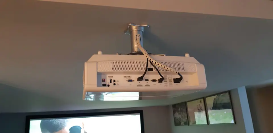 Projetor instalado no teto de uma sala de cinema privada
