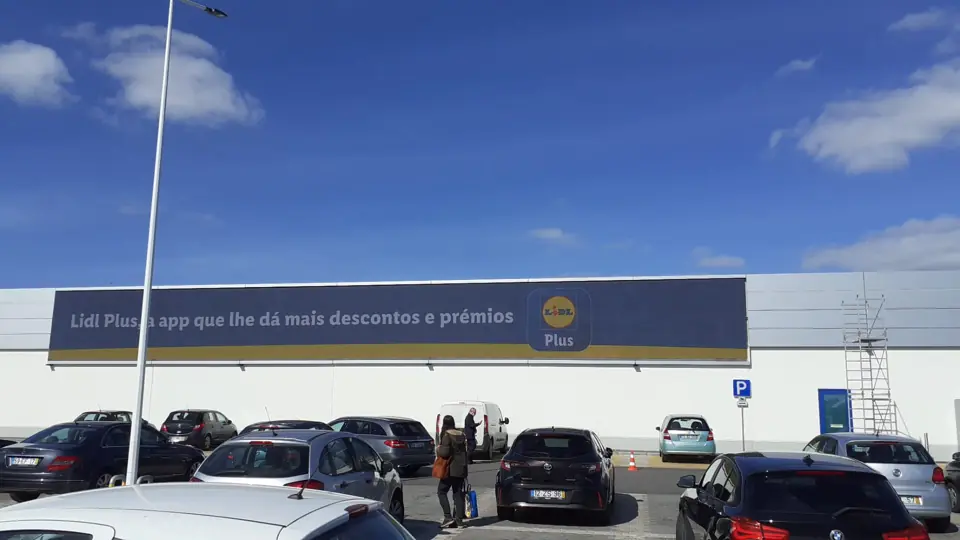 Ecrã LED de fachada de loja Lidl com campanha Lidl Plus