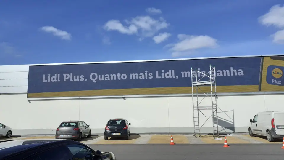 Ecrã LED exterior a exibir horário da loja