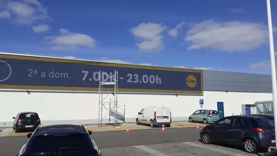 Fachada de loja Lidl com ecrã LED panorâmico