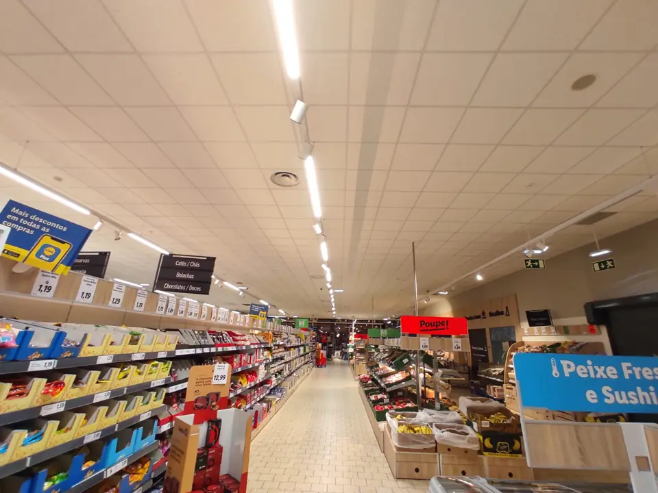 Interior de loja Lidl com secção de padaria