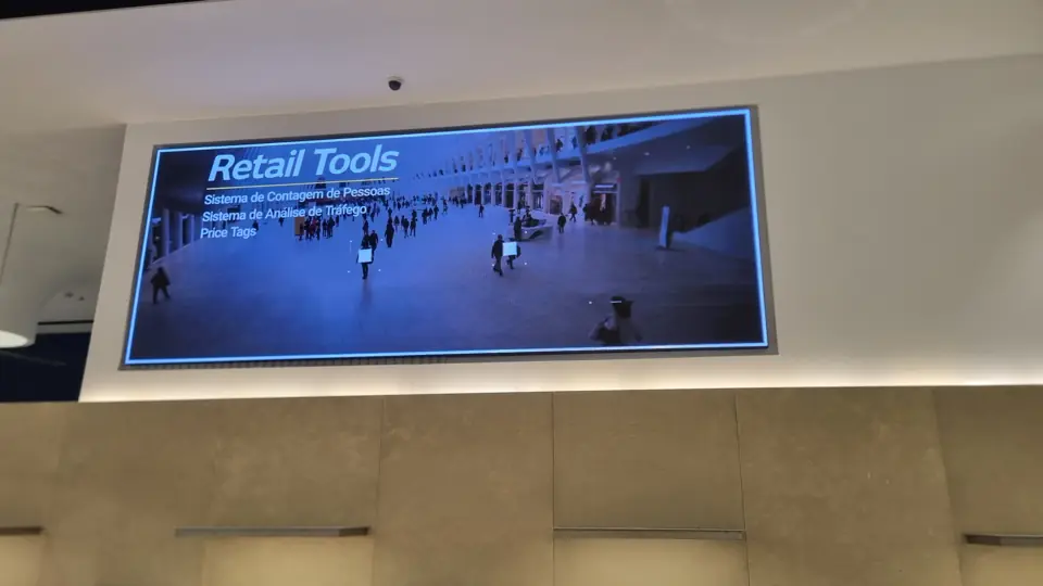 Ecrã LED em loja a exibir imagem de centro comercial
