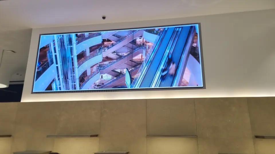 Ecrã LED de grande formato numa loja