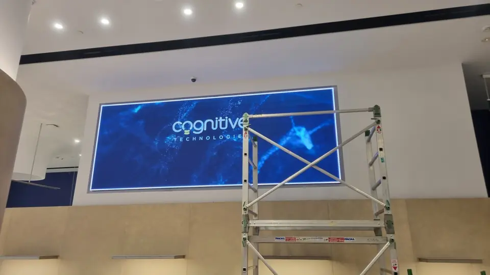 Ecrã LED com conteúdo de marca