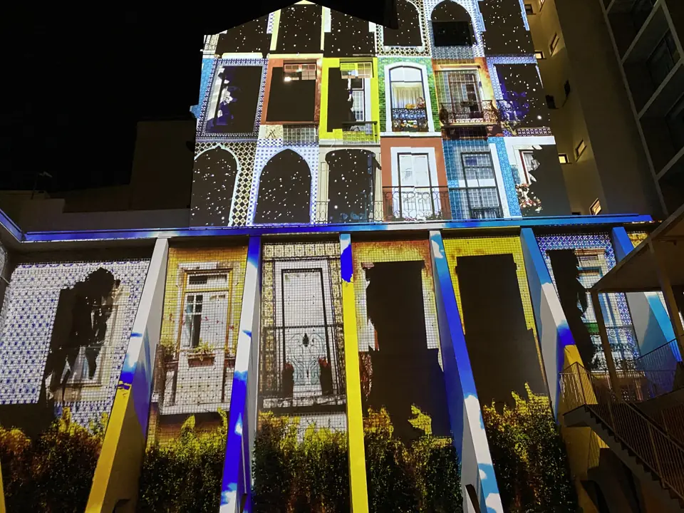 Fachada do Lumen Hotel com videomapping