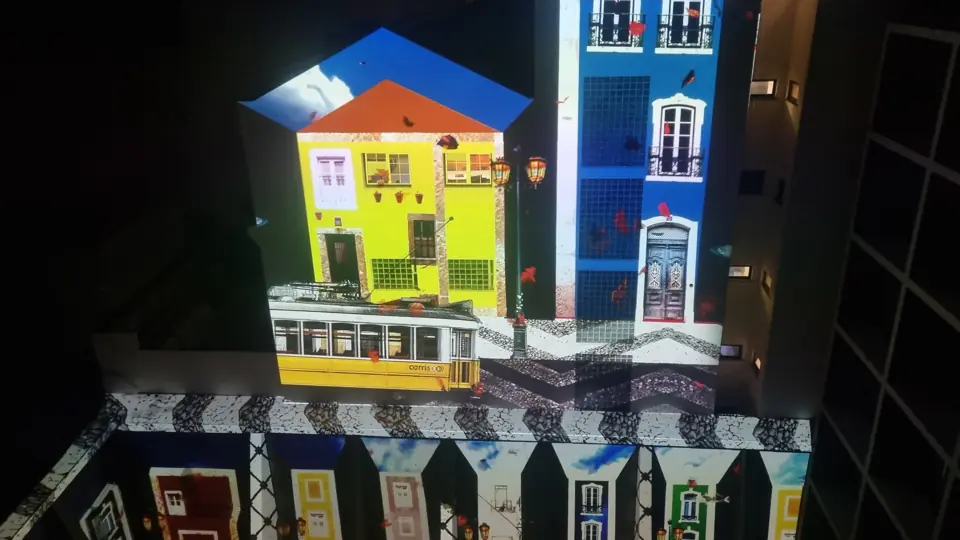 Videomapping de casas lisboetas e elétrico na fachada do hotel