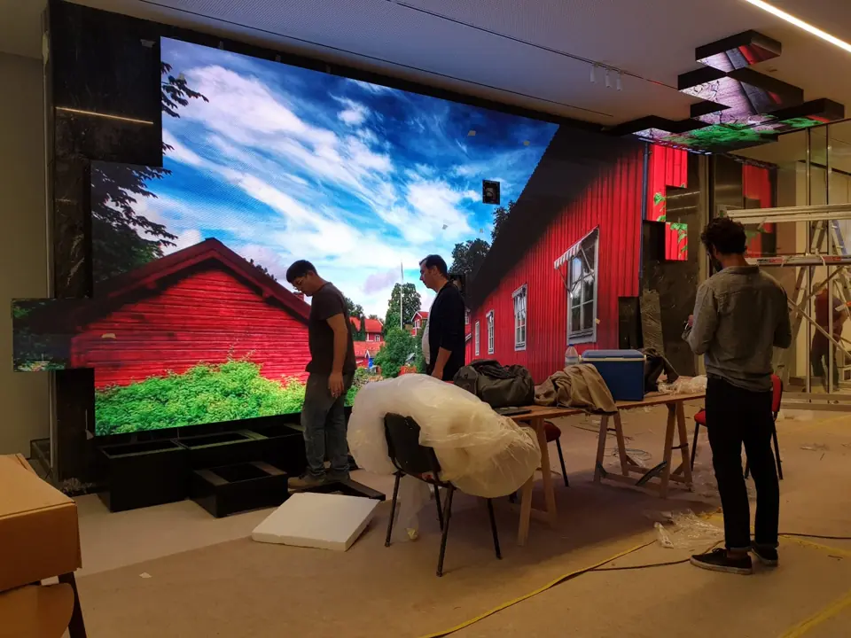 Parede LED de forma irregular a exibir paisagem