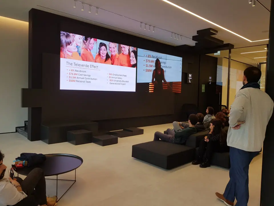 Parede LED em espaço corporativo com sofás