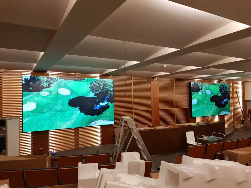 Auditório corporativo com dois videowalls
