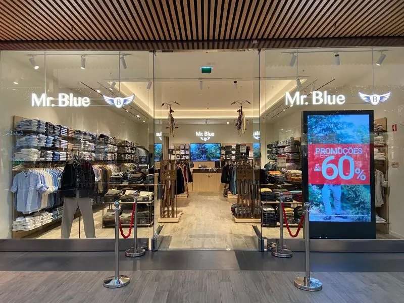 Montra de loja Mr. Blue com totem digital de promoções
