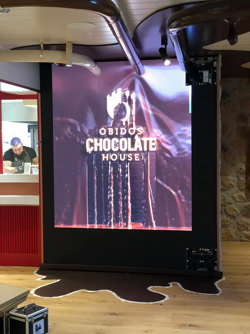 Parede LED vertical com logótipo Óbidos Chocolate House