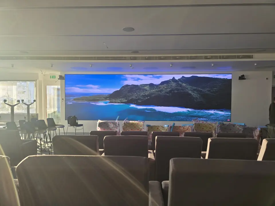 Ecrã LED do auditório com paisagem costeira
