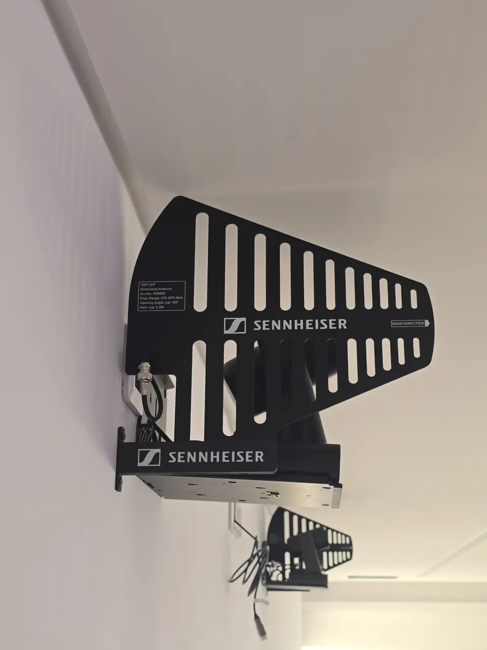 Antenas de microfones sem fios Sennheiser instaladas na parede