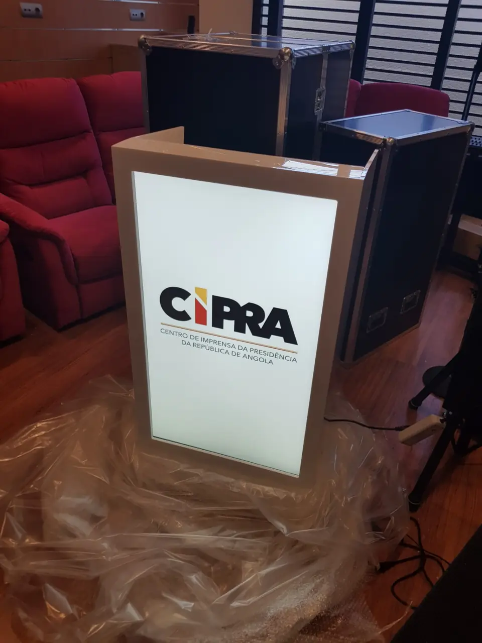 Púlpito digital iluminado com logótipo CIPRA