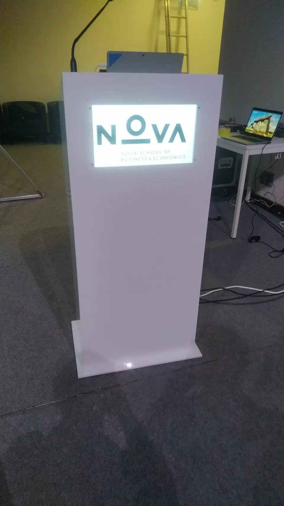 Púlpito digital NOVA com logótipo iluminado