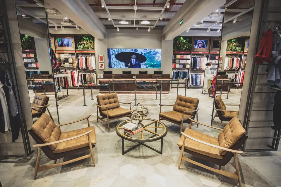 Interior de loja com videowall