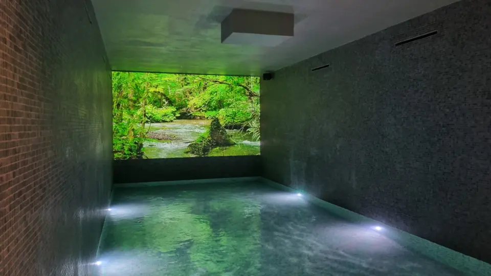 Projeção de paisagem numa parede junto à piscina interior