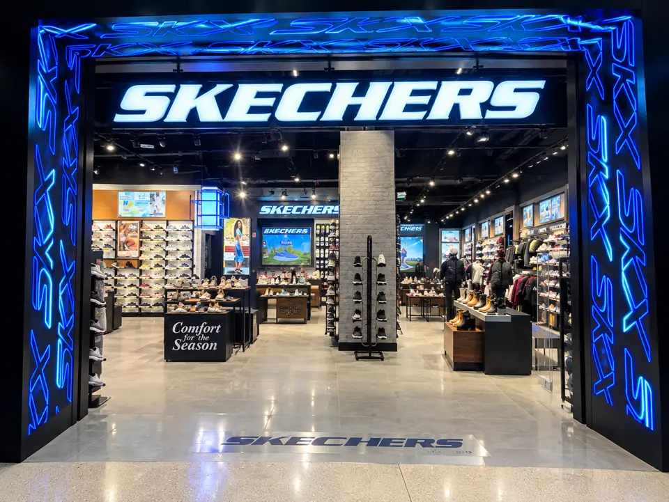 Entrada de loja Skechers com pórtico LED azul
