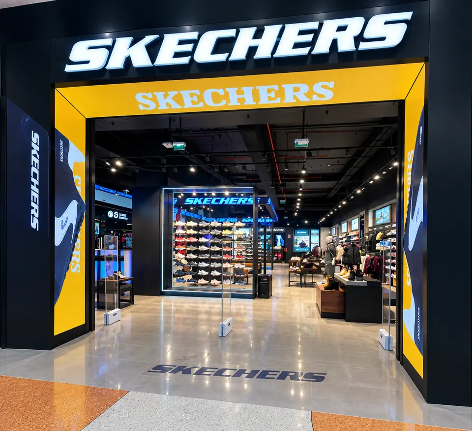 Entrada de loja Skechers com moldura iluminada e ecrãs LED