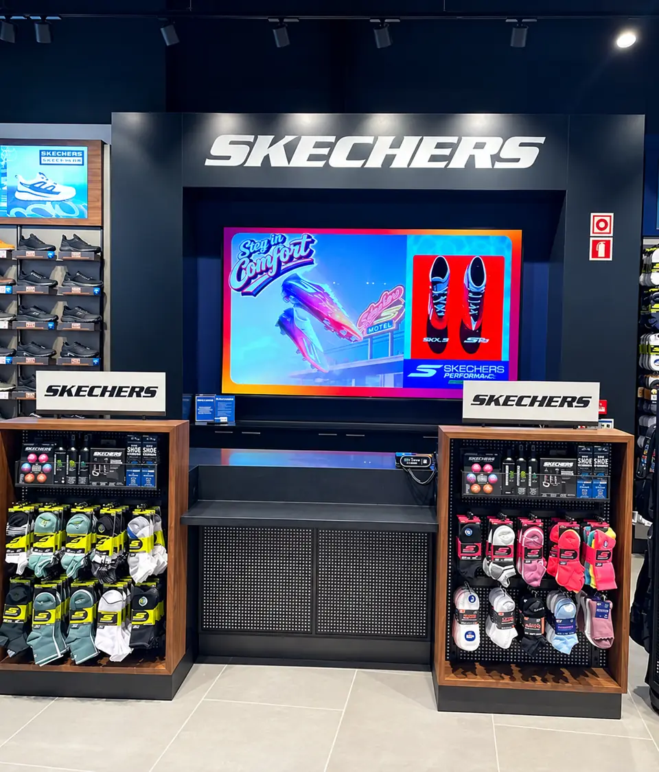 Interior de loja Skechers com ecrã de comunicação de marca