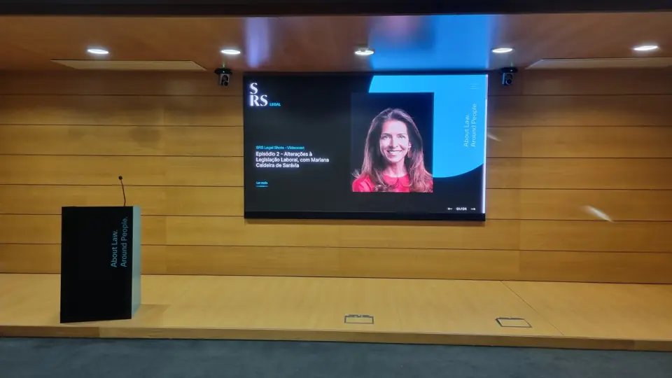 Ecrã LED com apresentação em sala polivalente