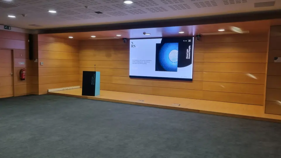 Sala polivalente com ecrã LED