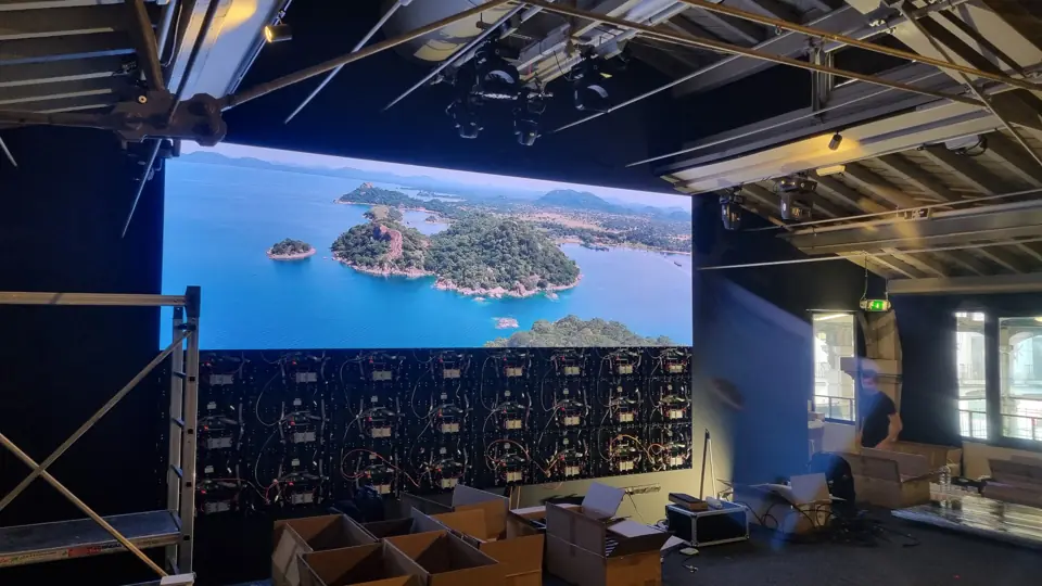 Parede LED em espaço de eventos a exibir paisagem