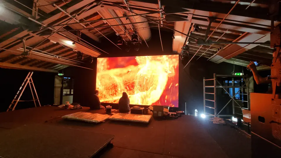 Parede LED com imagem de lava