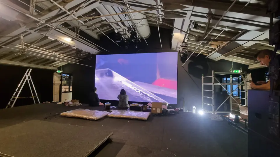 Parede LED em funcionamento num espaço escuro