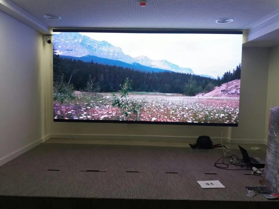 Ecrã LED em sala de conferências a exibir paisagem de montanha